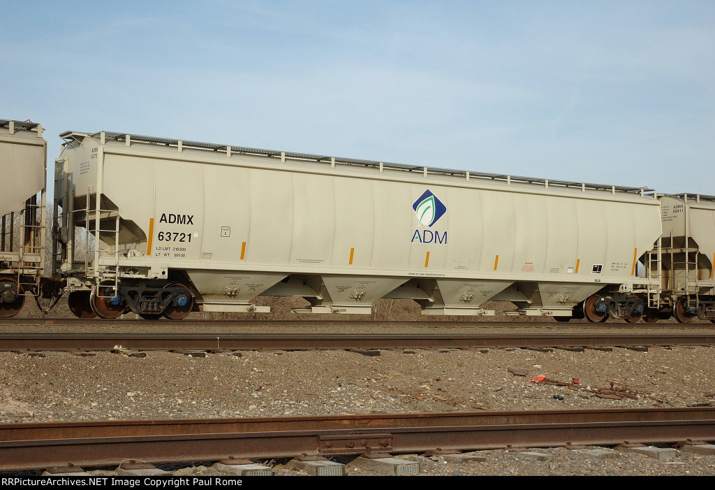 ADMX 63721, 4-Bay Center-Flow Covered Hopper on the UPRR